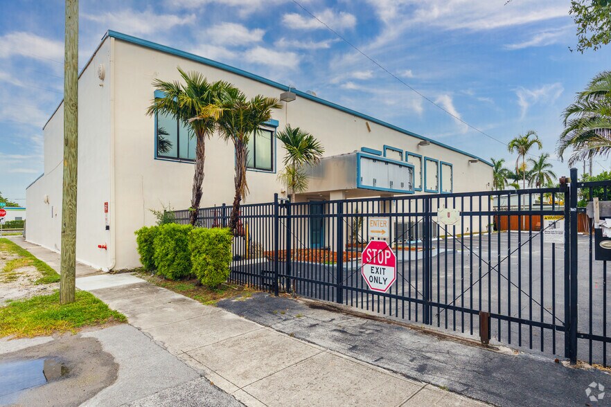 More Photos Of 2055 Liberty St, Hollywood Service For Lease