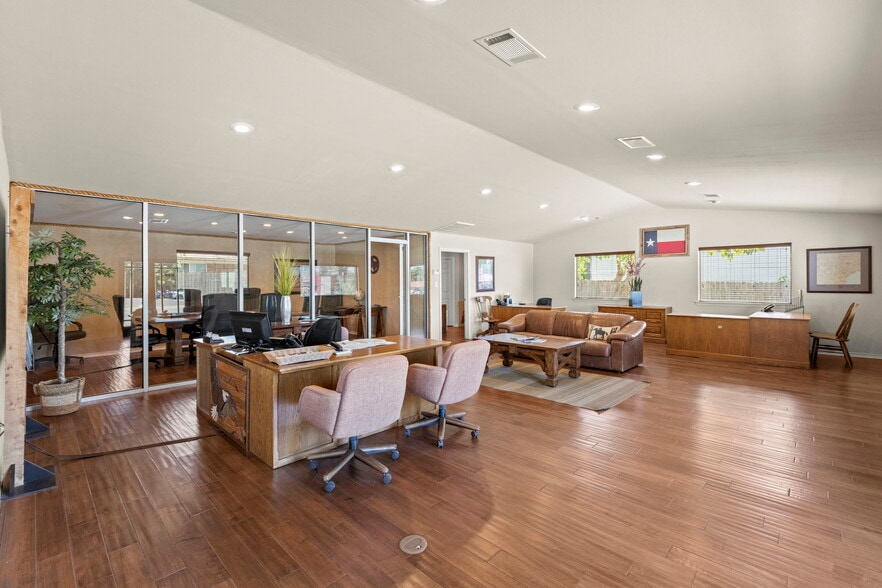 More Photos Of 503 S Highway 281, Burnet Office For Sale