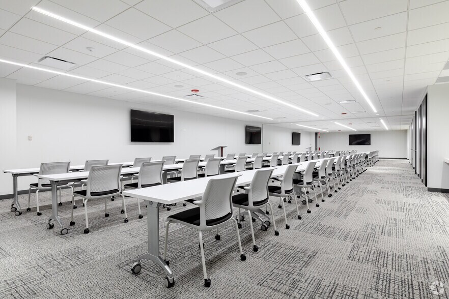 More Photos Of 2001 York Rd, Oak Brook Office For Lease