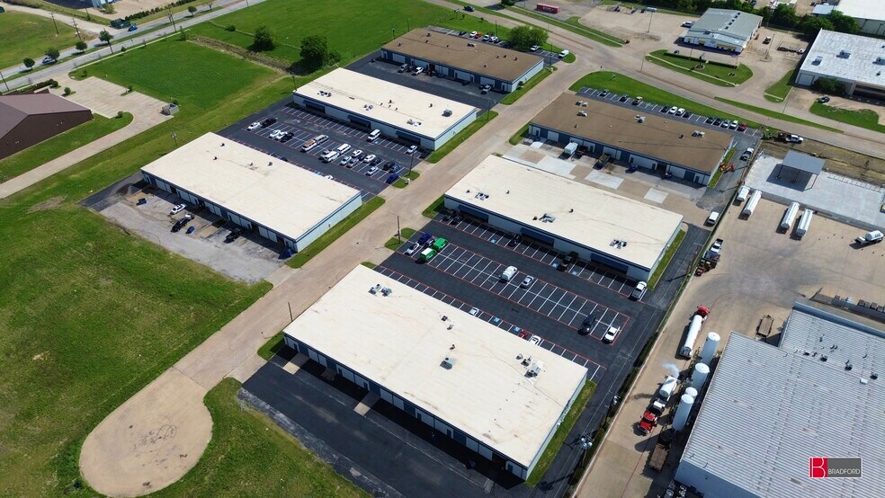 More Photos Of 2601-2621 Aero Dr, Grand Prairie Unknown For Lease