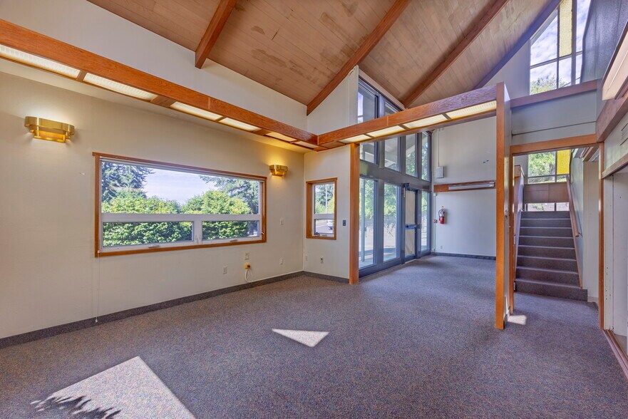 More Photos Of 210 NE Alder St, Toledo Office For Sale