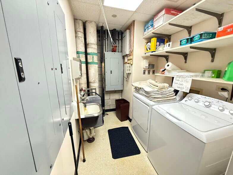 More Photos Of 725 Kapiolani Blvd, Honolulu Office For Sale