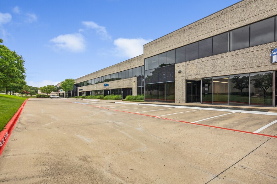 More Photos Of 3000-3080 Story Rd W, Irving Showroom For Lease
