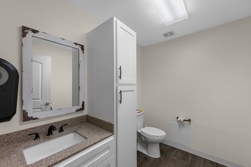 More Photos Of 3609 N Frazier St, Conroe Office For Sale