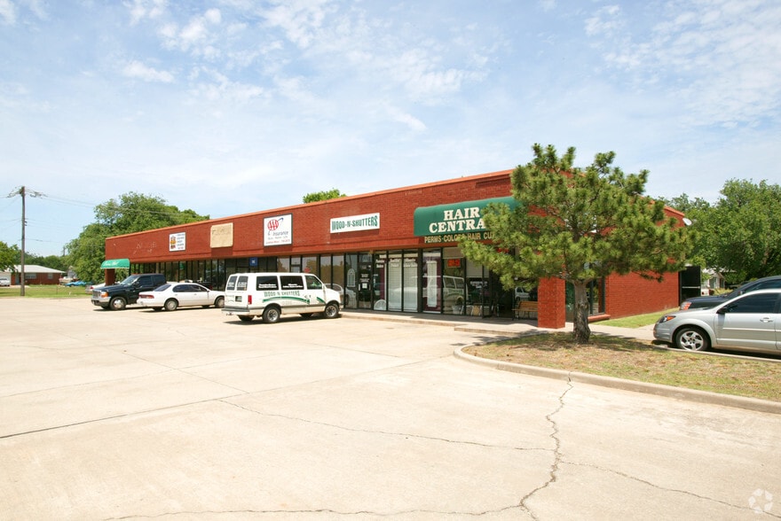 More Photos Of 300-328 N Broadway St, Moore Storefront For Lease