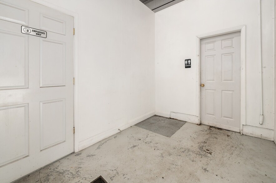 More Photos Of 127 Basin St, Hebron Warehouse For Lease