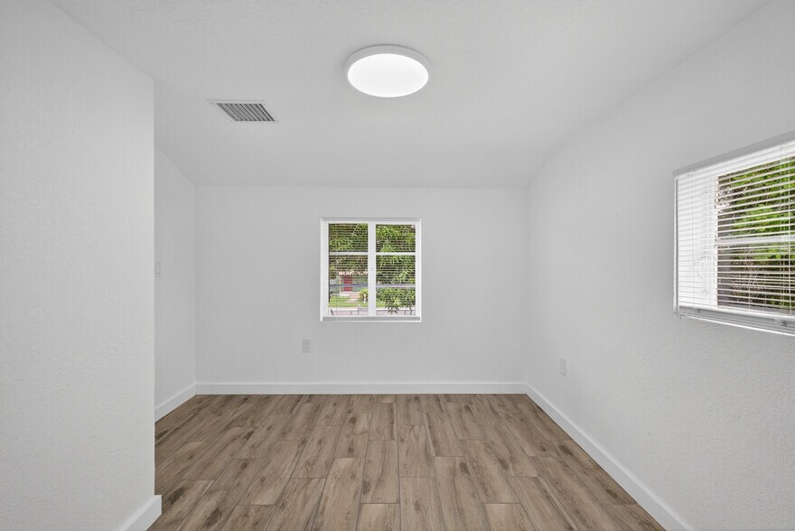 More Photos Of 2710 53rd Ave N, Saint Petersburg Multifamily For Sale