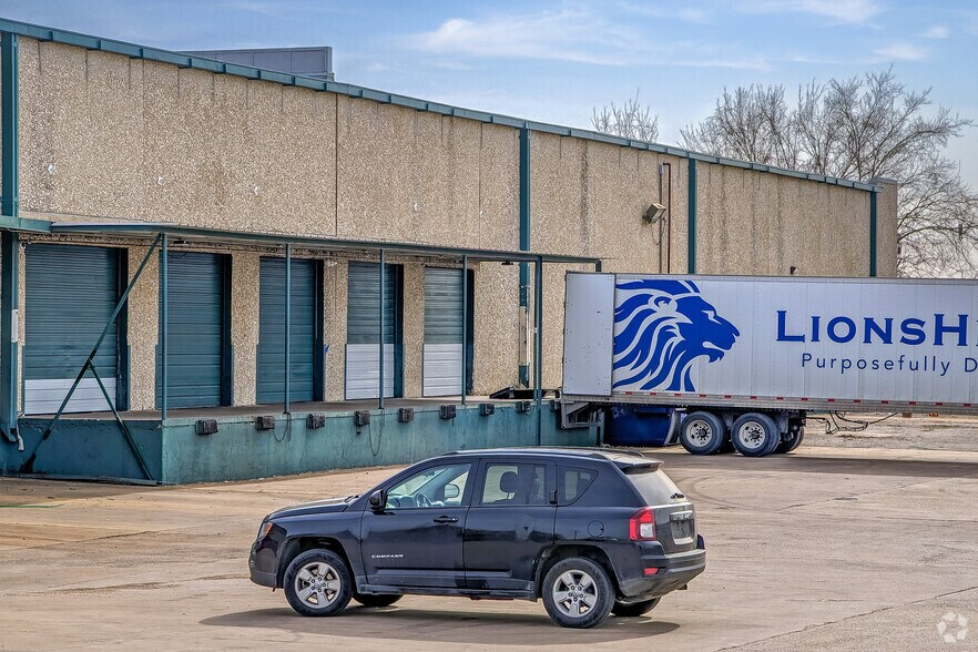 More Photos Of 3030 Hansboro Ave, Dallas Warehouse For Lease