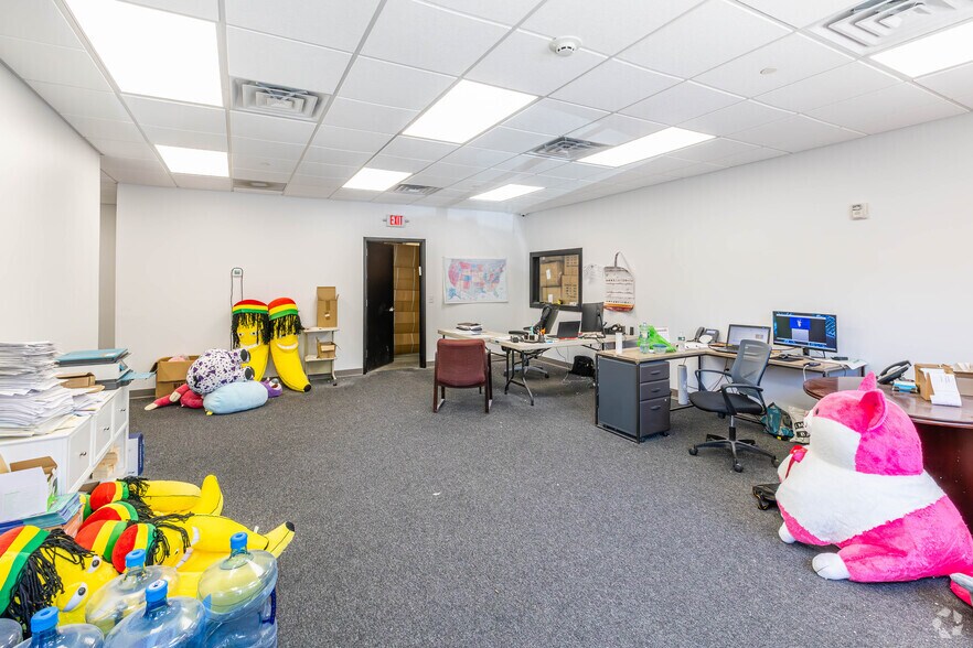 More Photos Of 1 Industrial Ct, Freehold Industrial For Lease