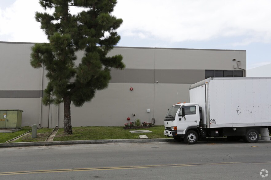 More Photos Of 5382 Oceanus Dr, Huntington Beach Manufacturing For Lease