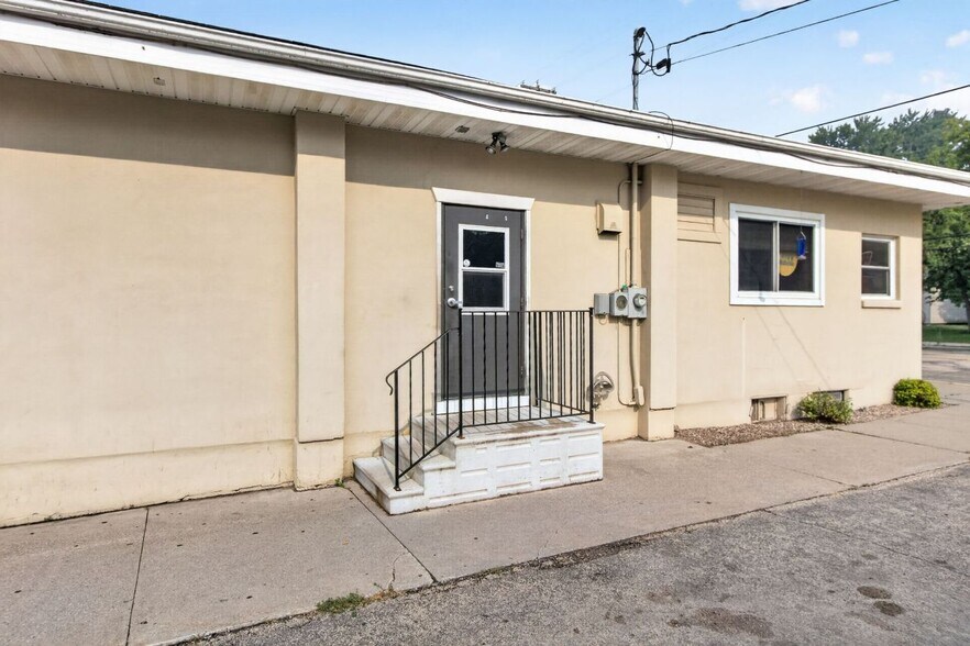 More Photos Of 133 E Main St, Embarrass Restaurant For Sale