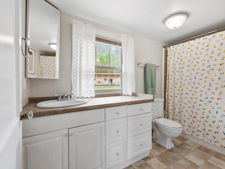 More Photos Of 58 Gunter Town Rd., Marshall Self Storage For Sale