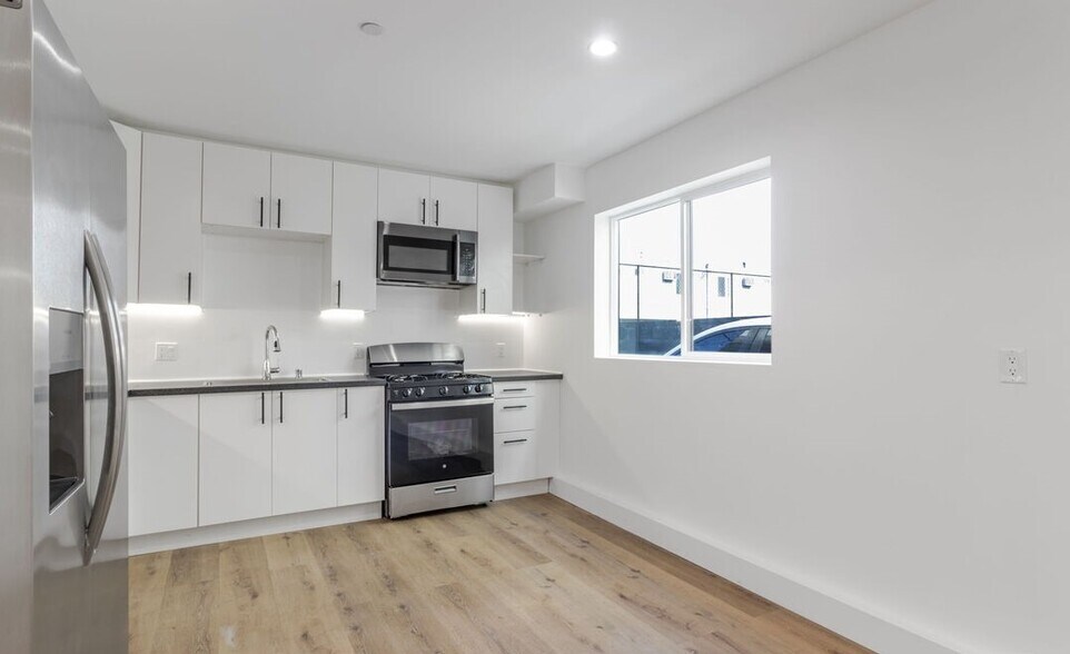 More Photos Of 10821 Hartsook St, North Hollywood Apartments For Sale