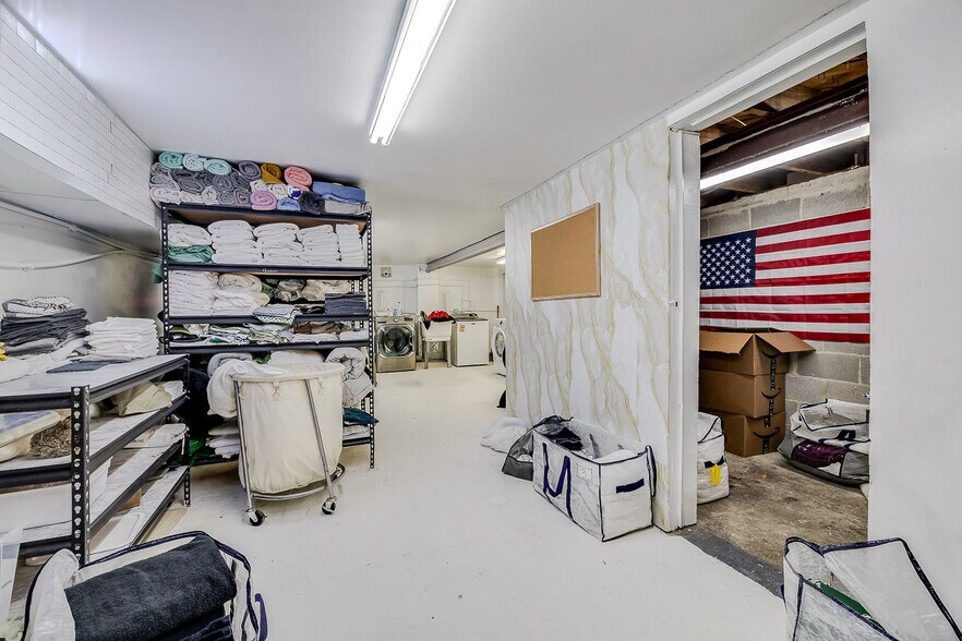 More Photos Of 302 W Victory Dr, Savannah Freestanding For Sale