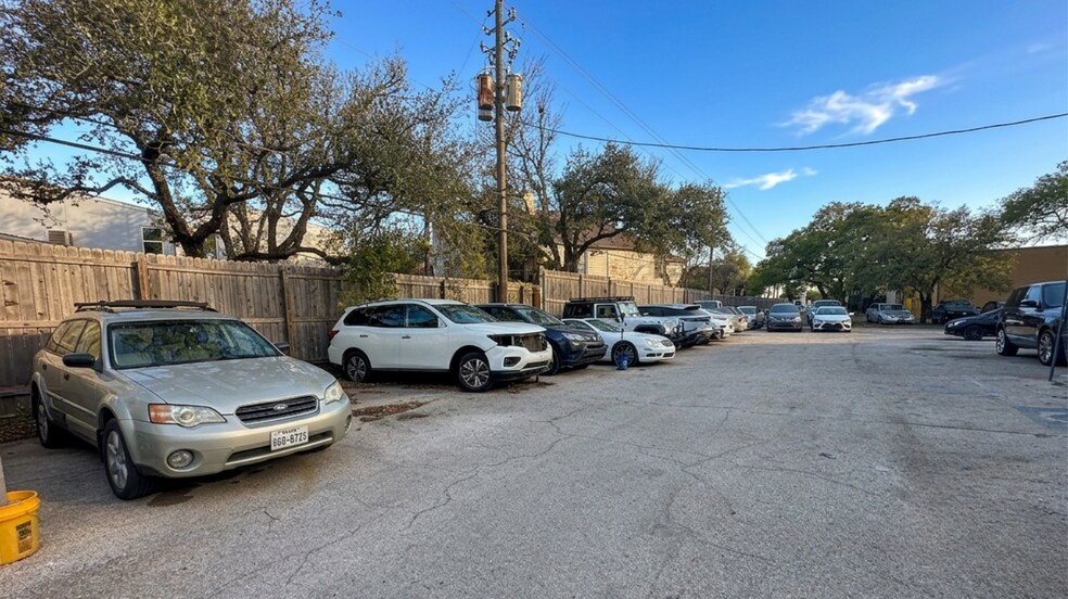 More Photos Of 13038 Research Blvd, Austin Freestanding For Lease