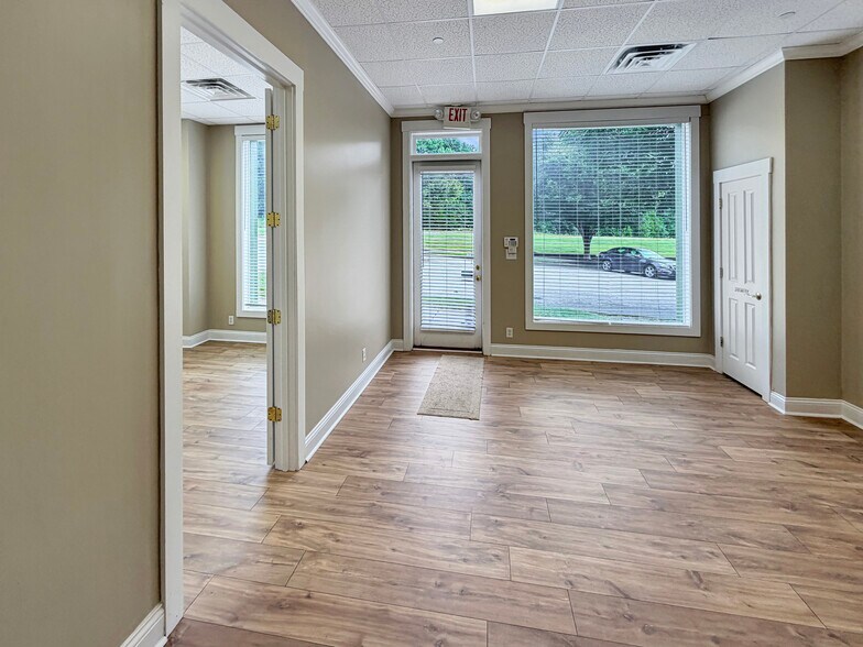 More Photos Of 208 Centre St, Pleasant View Office For Sale