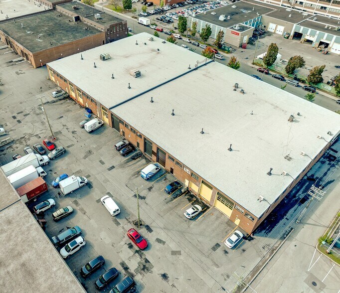 More Photos Of 1310-1370 Rue Chabanel O, Montréal Warehouse For Lease