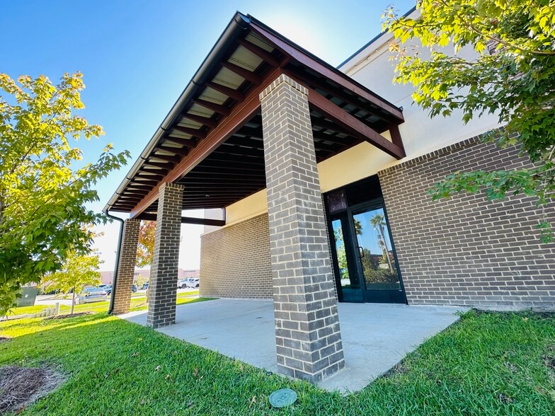 More Photos Of 220 Tanger Outlets Blvd, Pooler Storefront For Lease