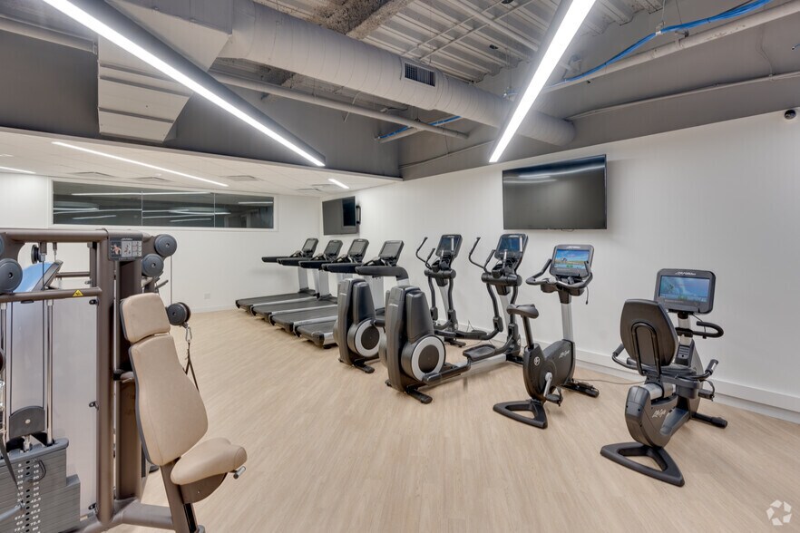 More Photos Of 2211-2215 S York Rd, Oak Brook Office For Lease