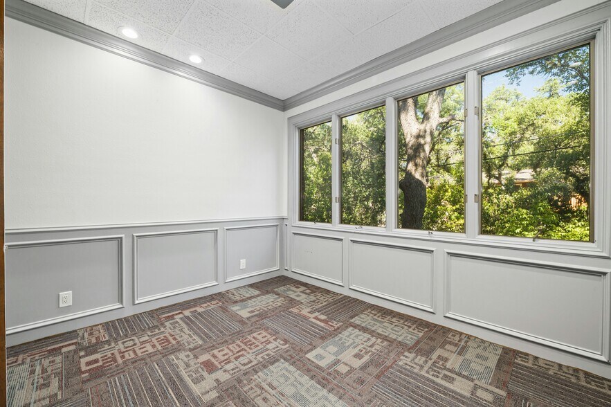 More Photos Of 5750 Balcones Dr, Austin Medical For Sale
