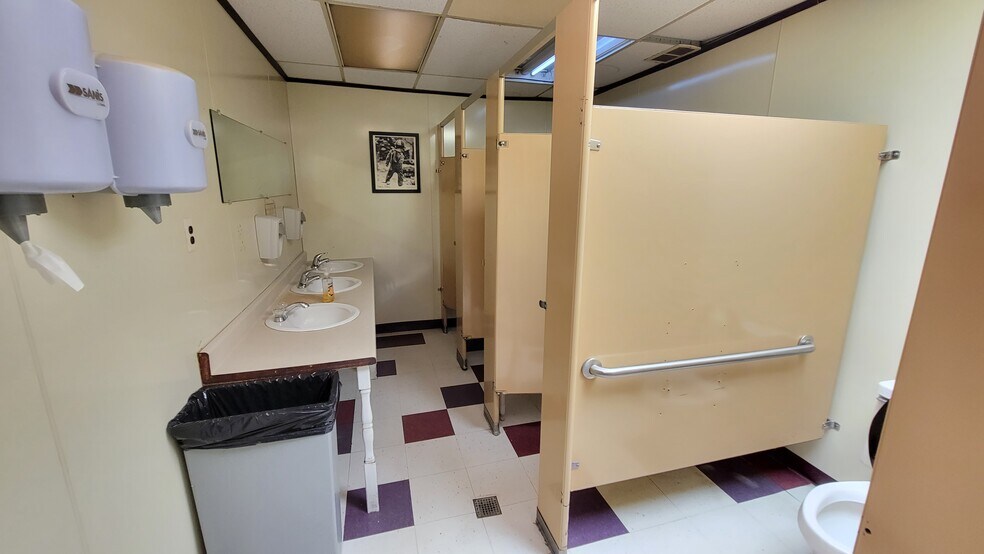 More Photos Of 27531 Grand River St, Livonia General Retail For Sale