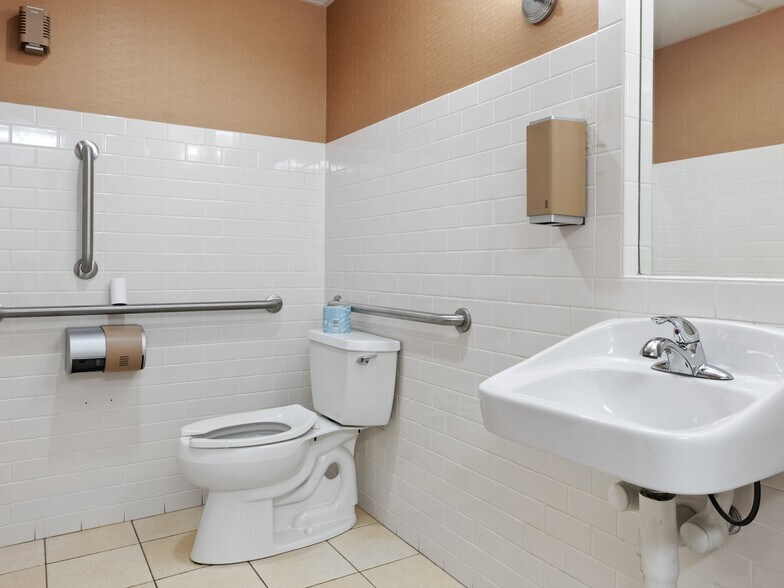 More Photos Of 920 State St, Manitowoc Medical For Lease