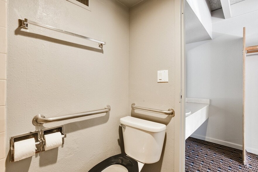 More Photos Of 5301 N Lincoln Blvd, Oklahoma City Hotel For Sale