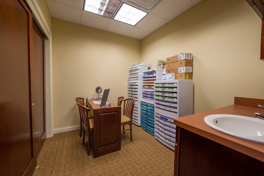 More Photos Of 5121 Forest Dr, New Albany Office For Sale