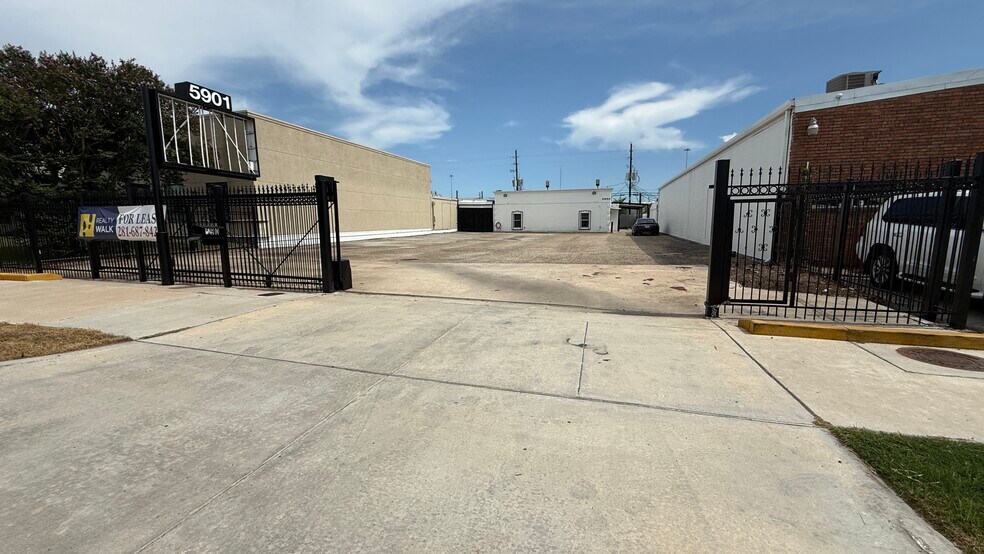 More Photos Of 5901 Schumacher Ln, Houston Office Residential For Lease