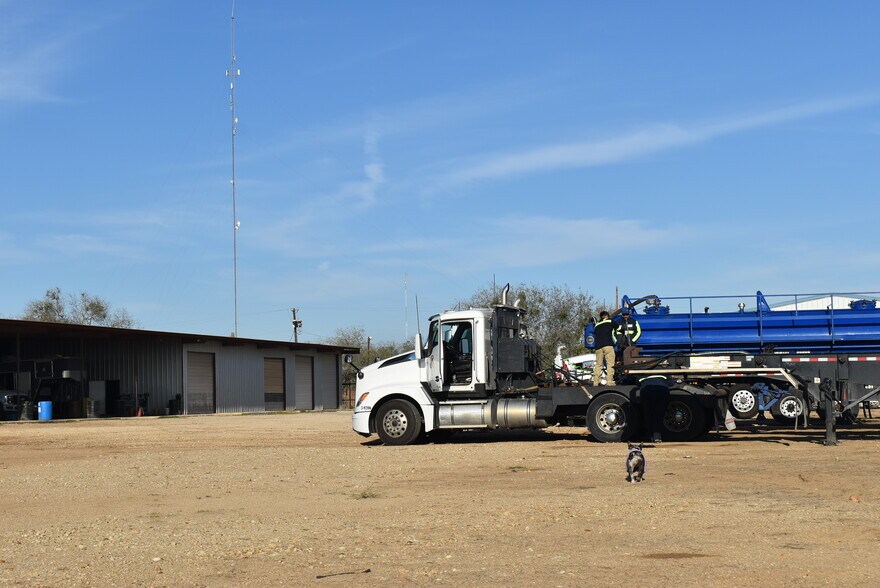 More Photos Of 204 Pr Cardinal Ln, Jourdanton Warehouse For Lease