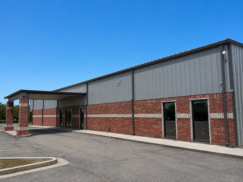More Photos Of 905 Messenger Ln, Moore Light Manufacturing For Lease