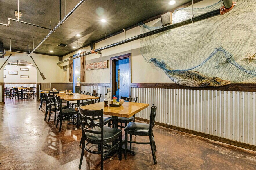 More Photos Of 131 New Warrington Rd, Pensacola Restaurant For Sale
