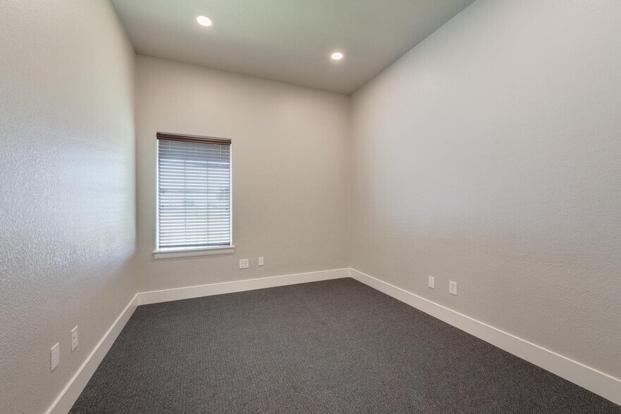 More Photos Of 5849 Park Vista Cir, Keller Showroom For Lease