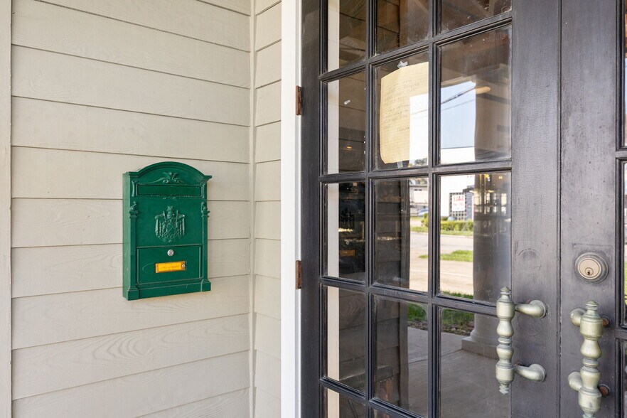 More Photos Of 1901 W Alabama St, Houston Freestanding For Sale