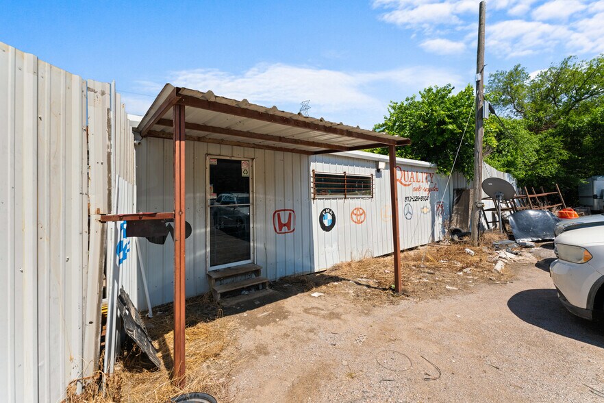 More Photos Of 10466 Central Expy, Dallas Auto Salvage Facility For Sale
