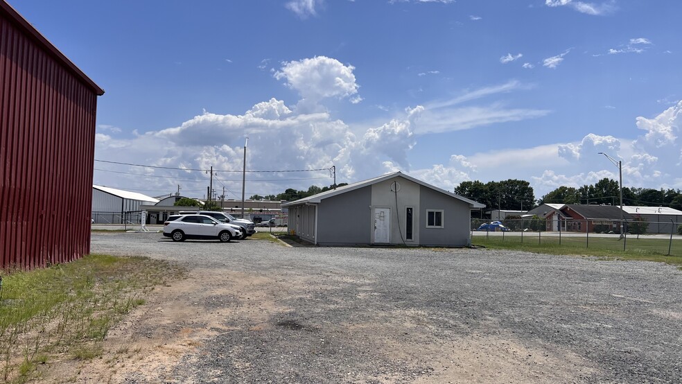 More Photos Of 3419 E Broadway Ave, North Little Rock Service For Lease