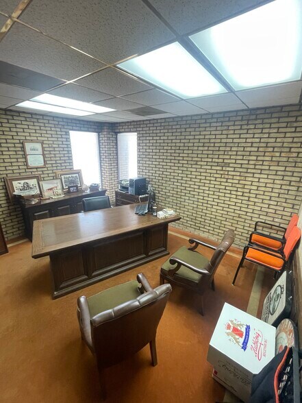 More Photos Of 1315 Caddo St, Cleveland Industrial For Sale