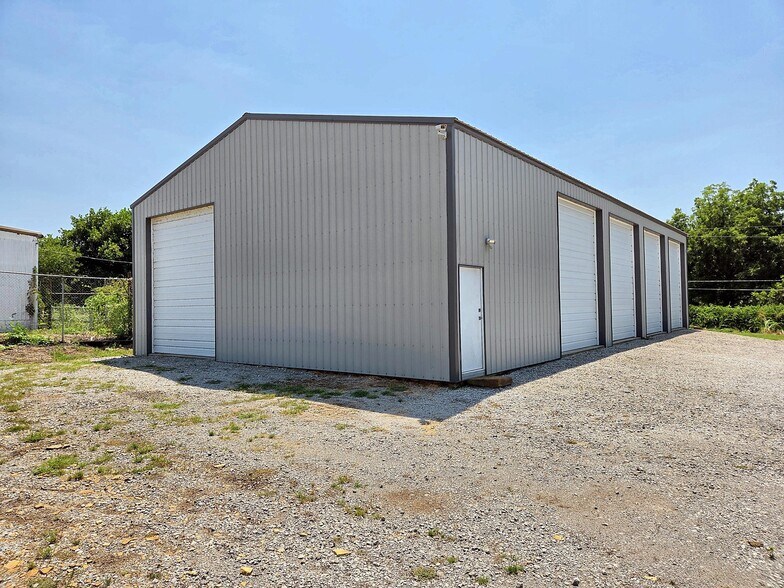 More Photos Of 33774 Highway 51, Wagoner Showroom For Lease