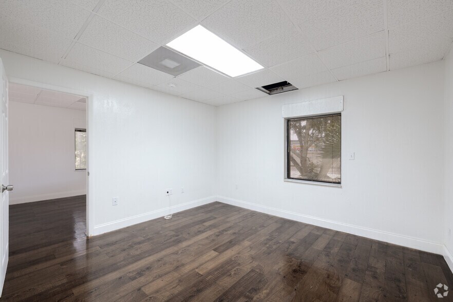 More Photos Of 1000-1026 Savage Ct, Longwood Showroom For Lease