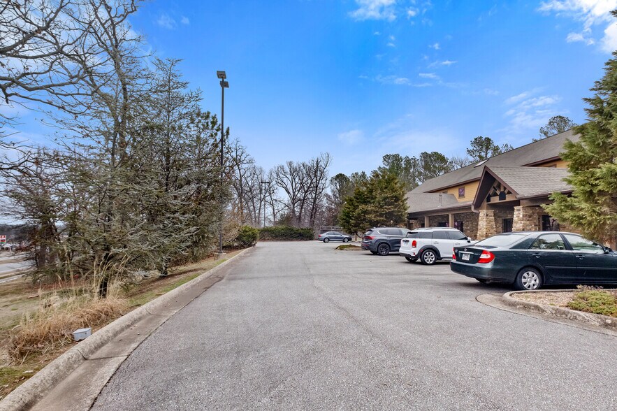 More Photos Of 4220 N Crossover Rd, Fayetteville Medical For Lease
