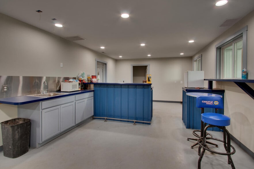 More Photos Of 25137 Outer Road 27, Wayland Auto Repair For Lease