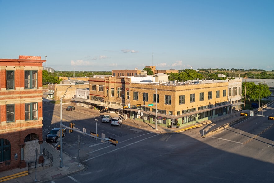 More Photos Of 114 N Main St, Taylor Storefront Retail Office For Lease