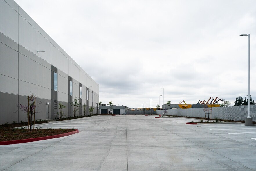 More Photos Of 3071 E Coronado St, Anaheim Warehouse For Lease