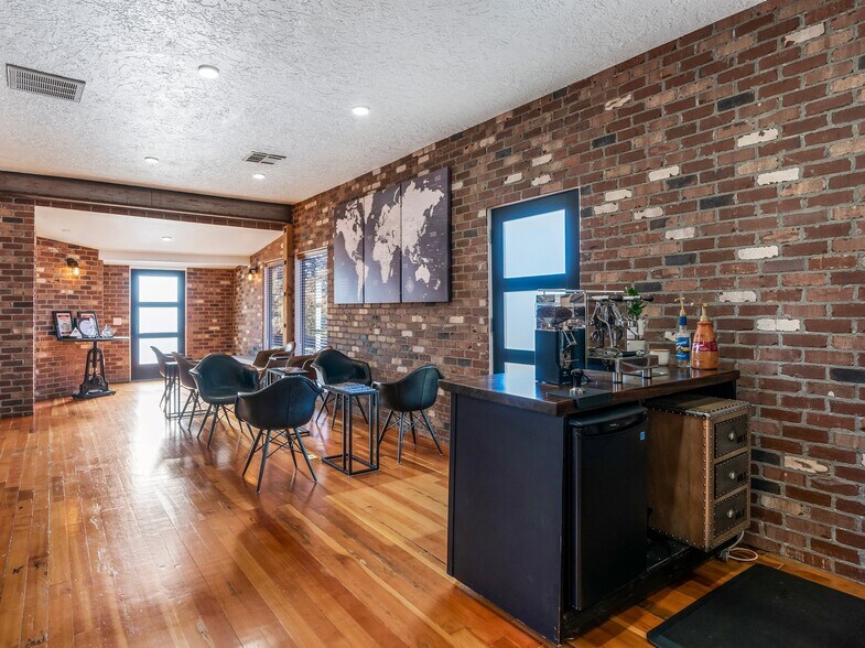 More Photos Of 2917 Washington St, Vancouver Storefront Retail Office For Sale