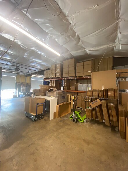 More Photos Of 117 Austin St, Garland Warehouse For Lease