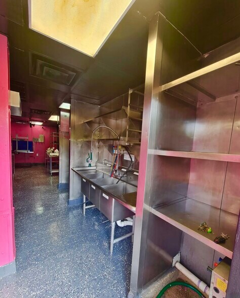 More Photos Of 2423 Commercial Ave, San Antonio Fast Food For Lease