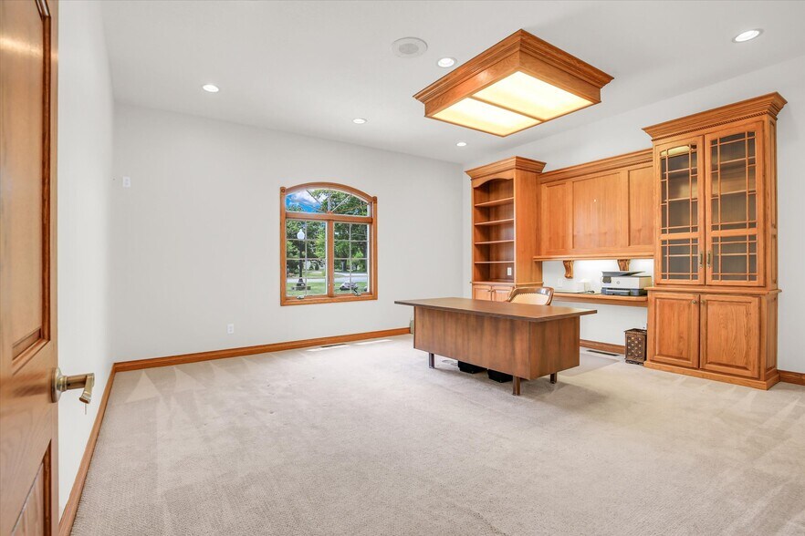 More Photos Of 606 W Oak St, Fairbury Office For Sale