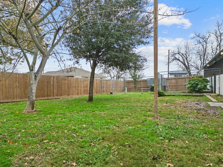 More Photos Of 119 Old River Rd, Montgomery Veterinarian Kennel For Sale