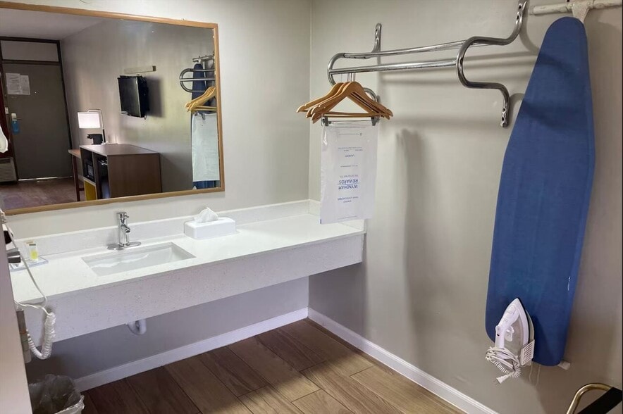 More Photos Of 1389 N Saint Augustine Rd, Valdosta Hotel For Sale