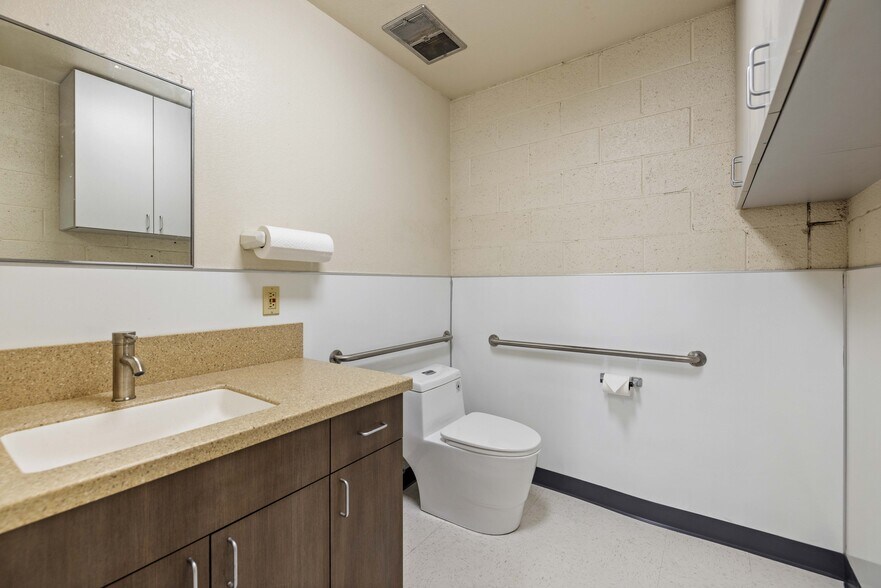 More Photos Of 38559 E 6th St, Palmdale Warehouse For Sale